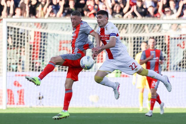 Cremonese s Jamie Vardy and Genoa™s Johan Vasquez during the Serie A soccer match between Cremonese and Genoa at the Giovanni Zini Stadium in Cremona Italy, 15 february 2026. - Soccer .  Copyright: xAlbertoxMariani LaPressex