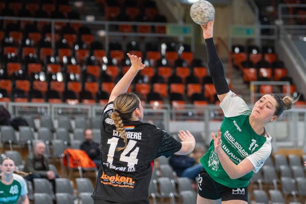 Chantal Reimbold SG 09 Kirchhof, 11 comes against Henriette Clauberg TSV Bayer 04 Leverkusen, 14 to throw TSV Bayer 04 Leverkusen vs SG 09 Kirchhof, Handball, ALSCO Handball Bundesliga Women, Matchday 18, Season 2025 2026, 15 02 2026 TSV Bayer 04 Leverkusen vs SG 09 Kirchhof, Handball, ALSCO Handball Bundesliga Women, Matchday 18, Season 2025 2026, 15 02 2026 Leverkusen Copyright: xEibner-Pressefoto ThomasxHaeslerx EP_THR