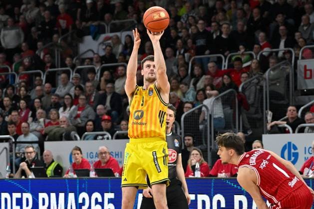 BAMBERG 15 02 2026 Basketball easycredit 1 Basketball Bundesliga 20 Matchday Bamberg Baskets vs Alba Berlin Jonas Mattisseck 9, Alba Berlin with three-point shot against Zachary Ensminger 1, Bamberg Baskets Photo Hans Martin Issler isslerimages Bamberg Baskets vs Alba Berlin