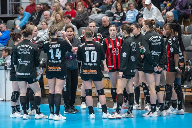 Sybille Gruner TSV Bayer 04 Leverkusen, Coach gives instructions to her team TSV Bayer 04 Leverkusen vs SG 09 Kirchhof, Handball, ALSCO Handball Bundesliga Women, Matchday 18, Season 2025 2026, 15 02 2026 TSV Bayer 04 Leverkusen vs SG 09 Kirchhof, Handball, ALSCO Handball Bundesliga Women, Matchday 18, Season 2025 2026, 15 02 2026 Leverkusen Copyright: xEibner-Pressefoto ThomasxHaeslerx EP_THR