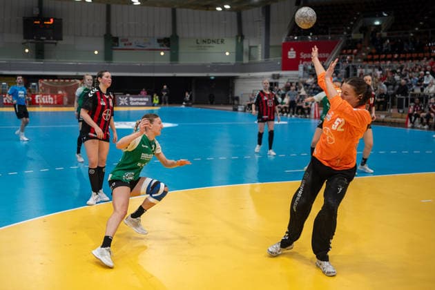 Hannah Berk SG 09 Kirchhof, 17 fails to Merle Muth TSV Bayer 04 Leverkusen, 52 TSV Bayer 04 Leverkusen vs SG 09 Kirchhof, Handball, ALSCO Handball Bundesliga Women, Matchday 18, Season 2025 2026, 15 02 2026 TSV Bayer 04 Leverkusen vs SG 09 Kirchhof, Handball, ALSCO Handball Bundesliga Women, Matchday 18, Season 2025 2026, 15 02 2026 Leverkusen Copyright: xEibner-Pressefoto ThomasxHaeslerx EP_THR