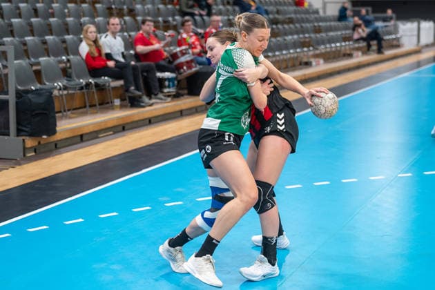 duel between Sophia Cormann TSV Bayer 04 Leverkusen, 10 and Hannah Berk SG 09 Kirchhof, 17 TSV Bayer 04 Leverkusen vs SG 09 Kirchhof, Handball, ALSCO Handball Bundesliga Women, Matchday 18, Season 2025 2026, 15 02 2026 TSV Bayer 04 Leverkusen vs SG 09 Kirchhof, Handball, ALSCO Handball Bundesliga Women, Matchday 18, Season 2025 2026, 15 02 2026 Leverkusen Copyright: xEibner-Pressefoto ThomasxHaeslerx EP_THR