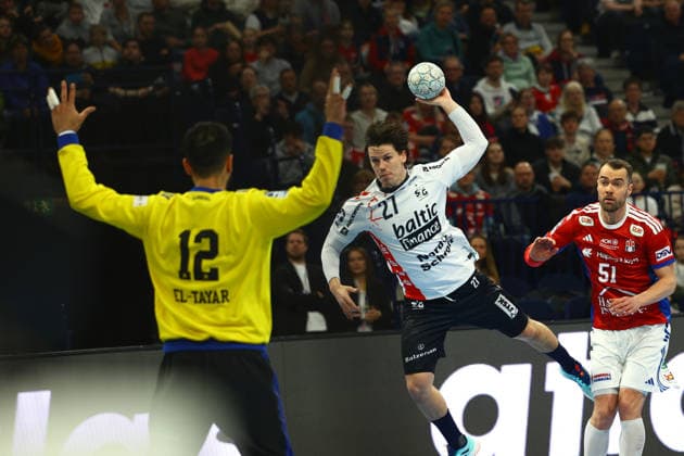 Handball I Men I Season 2025 2026 I Bundesliga I 21 Matchday I HSV Hamburg SG Flensburg Handewitt I 15 02 2026 Mohamed Essam Moustafa El Tayar 12, HSV Hamburg Aksel Horgen 27, SG Flensburg Handewitt Hamburg Barclaycard Arena Hamburg Germany Copyright: xLobeca RalfxHomburgx