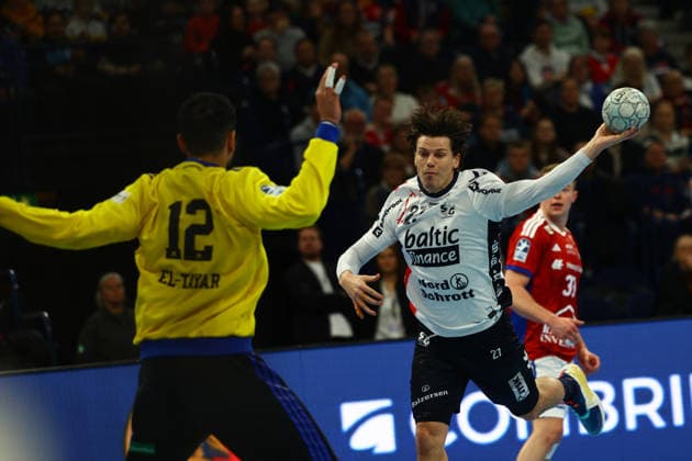 Handball I Men I Season 2025 2026 I Bundesliga I 21 Matchday I HSV Hamburg SG Flensburg Handewitt I 15 02 2026 Mohamed Essam Moustafa El Tayar 12, HSV Hamburg Aksel Horgen 27, SG Flensburg Handewitt Hamburg Barclaycard Arena Hamburg Germany Copyright: xLobeca RalfxHomburgx