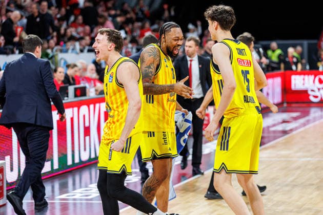 Alex O Connell ALBA Berlin, 03 , J wan Roberts ALBA Berlin, 13 , Richard Schmitt ALBA Berlin, 25 , team, squad, cheers, jubilation, positive emotions, positive emotion, end of game, BMA365 Bamberg Baskets vs ALBA Berlin, Basketball, easyCredit BBL, Matchday 20, 15 02 2026 BMA365 Bamberg Baskets vs ALBA Berlin, Basketball, easyCredit BBL, Matchday 20, 15 02 2026 Bamberg Copyright: xEibner-Pressefoto G.xSantemizx EP_EER