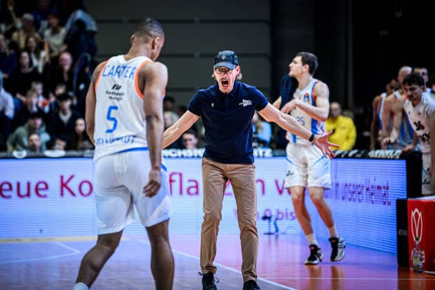 easycredit BBL Basketball Bundesliga 2025 2026 20 Matchday 15 02 2026 Science City Jena vs FC Bayern Munich Basketball Coach Björn Harmsen Jena screams, very unhappy, left Chris Carter Jena Sparkassen Arena
