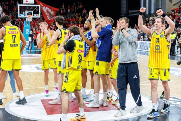 Team, squad, cheers, jubilation, positive emotions, positive emotion, end of game, BMA365 Bamberg Baskets vs ALBA Berlin, Basketball, easyCredit BBL, Matchday 20, 15 02 2026 BMA365 Bamberg Baskets vs ALBA Berlin, Basketball, easyCredit BBL, Matchday 20, 15 02 2026 Bamberg Copyright: xEibner-Pressefoto G.xSantemizx EP_EER