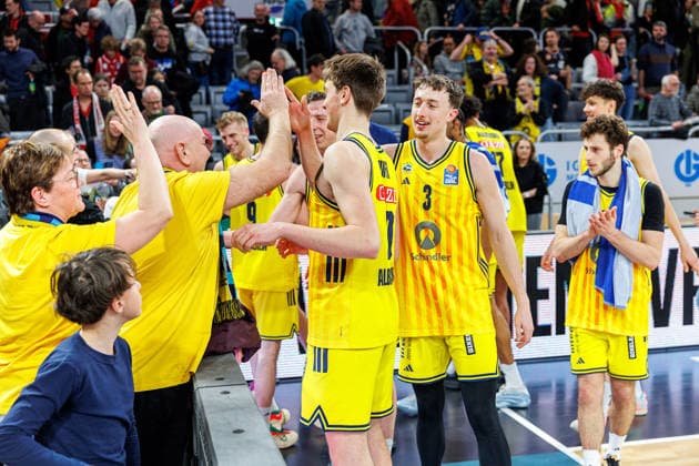team, squad, cheers, jubilation, positive emotions, positive emotion, end of game, fan, fans, spectators, BMA365 Bamberg Baskets vs ALBA Berlin, Basketball, easyCredit BBL, Matchday 20, 15 02 2026 BMA365 Bamberg Baskets vs ALBA Berlin, Basketball, easyCredit BBL, Matchday 20, 15 02 2026 Bamberg Copyright: xEibner-Pressefoto G.xSantemizx EP_EER