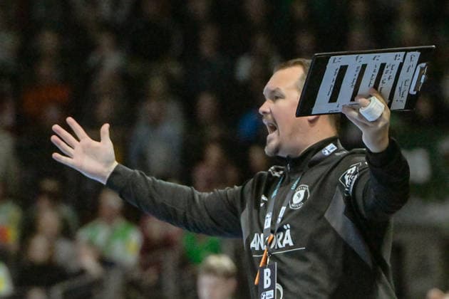 15 02 2026, xlakx, Handball Daikin HBL, Fuechse Berlin TVB Stuttgart v l Misha Kaufmann TVB Stuttgart gives instructions, gestures with his arms, gesticulates, gives instructions Berlin Daniel Lakomski