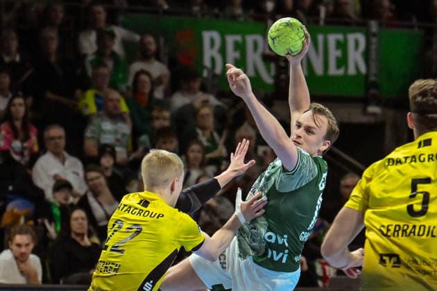 15 02 2026, xlakx, Handball Daikin HBL, Fuechse Berlin TVB Stuttgart v l Torben Matzken TVB Stuttgart , Tobias Grondahl Fuechse Berlin goes for the jump shot Berlin Daniel Lakomski