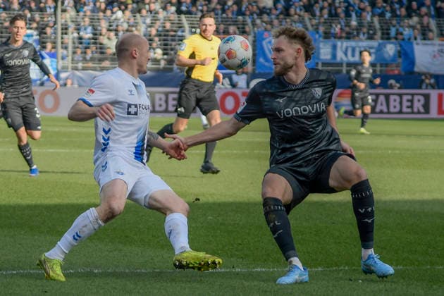 v li fighting for the ball Sven Michel Paderborn 11 Philipp Strompf Bochum 3 15 02 2026 Football VfL Bochum vs SC Paderborn, Vonovia Ruhrstadion, Bochum, DFB DFL REGULATIONS PROHIBIT ANY USE OF PHOTOGRAPHS AS IMAGE SEQUENCES AND OR QUASI VIDEO Copyright: xpepphotox xHorstxMauelshagenx pep00321, pep_20260215_hm_282612