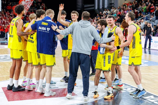 Team, squad, cheers, jubilation, positive emotions, positive emotion, end of game, BMA365 Bamberg Baskets vs ALBA Berlin, Basketball, easyCredit BBL, Matchday 20, 15 02 2026 BMA365 Bamberg Baskets vs ALBA Berlin, Basketball, easyCredit BBL, Matchday 20, 15 02 2026 Bamberg Copyright: xEibner-Pressefoto G.xSantemizx EP_EER