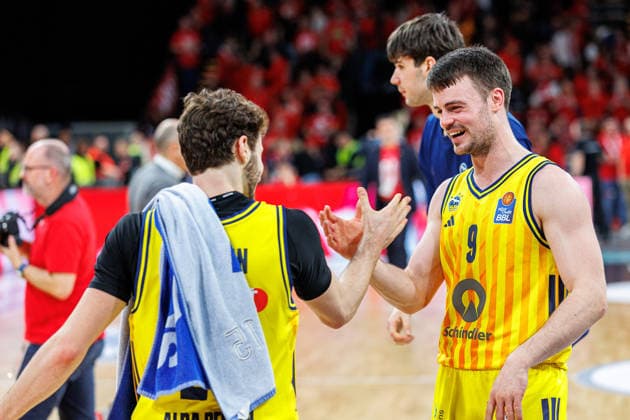 Guy Artman Nahmias ALBA Berlin, 24 , Jonas Mattisseck ALBA Berlin, 09 , cheers, jubilation, positive emotions, positive emotion, end of game, BMA365 Bamberg Baskets vs ALBA Berlin, Basketball, easyCredit BBL, Matchday 20, 15 02 2026 BMA365 Bamberg Baskets vs ALBA Berlin, Basketball, easyCredit BBL, Matchday 20, 15 02 2026 Bamberg Copyright: xEibner-Pressefoto G.xSantemizx EP_EER