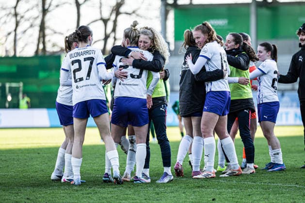 Germany Google Pixel Womens Bundesliga 2025 2026, Matchday 18 VfL Wolfsburg vs SGS Essen AOK Stadion Wolfsburg Teresa Buonarroti SGS Essen, 27 Paulina Platner SGS Essen, 25 Laura Pucks SGS Essen, 15 Cheers, joy, emotions, final score 1 1 Copyright: xAylinxKreutzsteinx