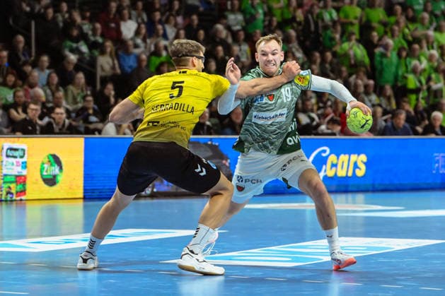 15 02 2026, xlakx, Handball Daikin HBL, Fuechse Berlin TVB Stuttgart v l Antonio Serradilla TVB Stuttgart , Mathias Gidsel Fuechse Berlin duel, duel, fight, tackle Berlin Daniel Lakomski