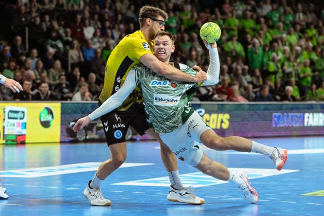 15 02 2026, xlakx, Handball Daikin HBL, Fuechse Berlin TVB Stuttgart v l Antonio Serradilla TVB Stuttgart , Mathias Gidsel Fuechse Berlin duel, duel, fight, tackle Berlin Daniel Lakomski