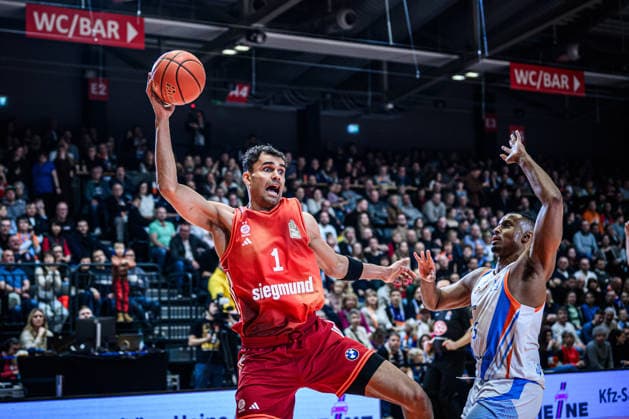 easycredit BBL Basketball Bundesliga 2025 2026 20 Matchday 15 02 2026 Science City Jena vs FC Bayern Munich Basketball v li Oscar da Silva Bayern on the ball with eyes wide open against Chris Carter Jena Sparkassen Arena