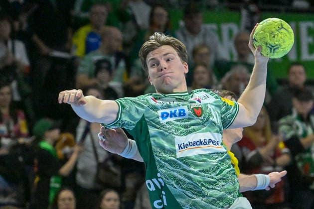 15 02 2026, xlakx, Handball Daikin HBL, Fuechse Berlin TVB Stuttgart v l Nils Lichtlein Fuechse Berlin goes for the jump shot Berlin Daniel Lakomski