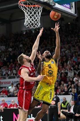 BAMBERG 15 02 2026 Basketball easycredit 1 Basketball Bundesliga 20 Matchday Bamberg Baskets vs Alba Berlin J wan Roberts 13, Alba Berlin vs Daniel Keppeler 31, Bamberg Baskets Photo Hans Martin Issler isslerimages Bamberg Baskets vs Alba Berlin