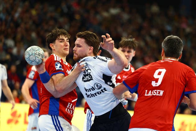 Handball I Men I Season 2025 2026 I Bundesliga I 21 Matchday I HSV Hamburg SG Flensburg Handewitt I 15 02 2026 Elias Kofler 6, HSV Hamburg Johannes Golla 4, SG Flensburg Handewitt Hamburg Barclaycard Arena Hamburg Germany Copyright: xLobeca RalfxHomburgx