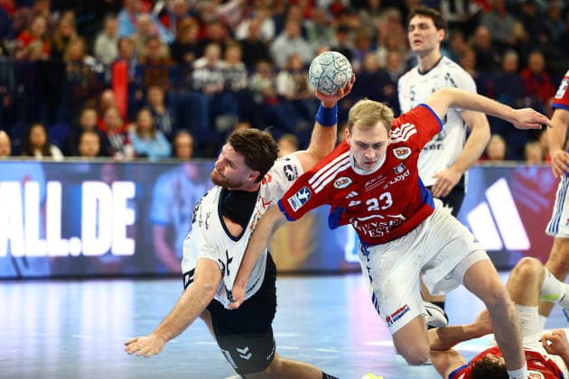 Handball I Men I Season 2025 2026 I Bundesliga I 21 Matchday I HSV Hamburg SG Flensburg Handewitt I 15 02 2026 Johannes Golla 4, SG Flensburg Handewitt Einar Thorsteinn Olafsson 23, HSV Hamburg Hamburg Barclaycard Arena Hamburg Germany Copyright: xLobeca RalfxHomburgx