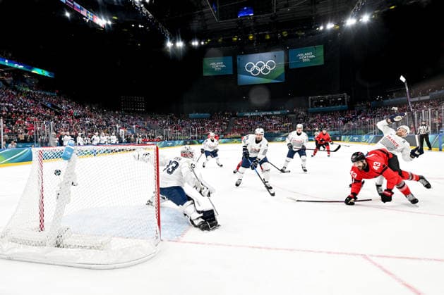 15 02 2026, Milano, Santa Giulia Ice hockey, Eishockey Arena, Winter Olympics: Canada - France (Ice Hockey), Tom Wilson of Canada scores a goal against goalkeeper Julian Junca of France Milano Santa Giulia Ice Hockey Arena Lombardy Italy *** 15 02 2026, Milano, Santa Giulia Ice Hockey Arena, Winter Olympics Canada France Ice Hockey , Tom Wilson of Canada scores a goal against goalkeeper Julian Junca of France Milano Santa Giulia Ice Hockey Arena Lombardy Italy Copyright: xJustPictures.ch AndreaxBrancax jp-en-AnBr-AB-DSC_613615022026