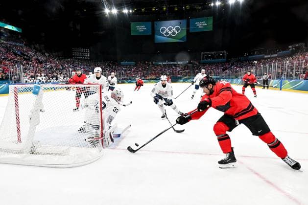 15 02 2026, Milano, Santa Giulia Ice hockey, Eishockey Arena, Winter Olympics: Canada - France (Ice Hockey), Bo Horvat of Canada tries to score against goalkeeper Julian Junca of France Milano Santa Giulia Ice Hockey Arena Lombardy Italy *** 15 02 2026, Milano, Santa Giulia Ice Hockey Arena, Winter Olympics Canada France Ice Hockey , Bo Horvat of Canada tries to score against goalkeeper Julian Junca of France Milano Santa Giulia Ice Hockey Arena Lombardy Italy Copyright: xJustPictures.ch AndreaxBrancax jp-en-AnBr-AB-DSC_622815022026