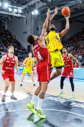 Demarcus Demonia BMA365 Bamberg Baskets, 08 , J wan Roberts ALBA Berlin, 13 , BMA365 Bamberg Baskets vs ALBA Berlin, Basketball, easyCredit BBL, Matchday 20, 15 02 2026 BMA365 Bamberg Baskets vs ALBA Berlin, Basketball, easyCredit BBL, Matchday 20, 15 02 2026 Bamberg Copyright: xEibner-Pressefoto G.xSantemizx EP_EER