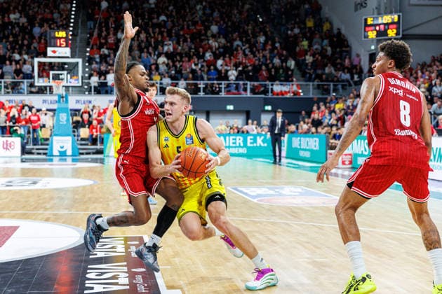 Cobe Williams BMA365 Bamberg Baskets, 24 , Sam Griesel ALBA Berlin, 05 , BMA365 Bamberg Baskets vs ALBA Berlin, Basketball, easyCredit BBL, Matchday 20, 15 02 2026 BMA365 Bamberg Baskets vs ALBA Berlin, Basketball, easyCredit BBL, Matchday 20, 15 02 2026 Bamberg Copyright: xEibner-Pressefoto G.xSantemizx EP_EER