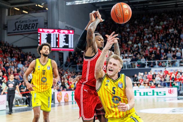 Cobe Williams BMA365 Bamberg Baskets, 24 , Sam Griesel ALBA Berlin, 05 , BMA365 Bamberg Baskets vs ALBA Berlin, Basketball, easyCredit BBL, Matchday 20, 15 02 2026 BMA365 Bamberg Baskets vs ALBA Berlin, Basketball, easyCredit BBL, Matchday 20, 15 02 2026 Bamberg Copyright: xEibner-Pressefoto G.xSantemizx EP_EER