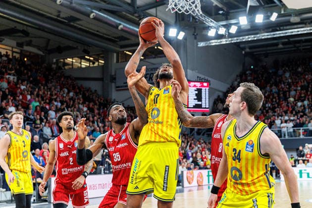 Ejiofor Onu BMA365 Bamberg Baskets, 35 , Norris Agbakoko ALBA Berlin, 17 , BMA365 Bamberg Baskets vs ALBA Berlin, Basketball, easyCredit BBL, Matchday 20, 15 02 2026 BMA365 Bamberg Baskets vs ALBA Berlin, Basketball, easyCredit BBL, Matchday 20, 15 02 2026 Bamberg Copyright: xEibner-Pressefoto G.xSantemizx EP_EER
