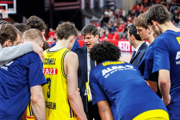 Pedro Calles ALBA Berlin, Coach, Timeout, Team, Crew, BMA365 Bamberg Baskets vs ALBA Berlin, Basketball, easyCredit BBL, Matchday 20, 15 02 2026 BMA365 Bamberg Baskets vs ALBA Berlin, Basketball, easyCredit BBL, Matchday 20, 15 02 2026 Bamberg Copyright: xEibner-Pressefoto G.xSantemizx EP_EER