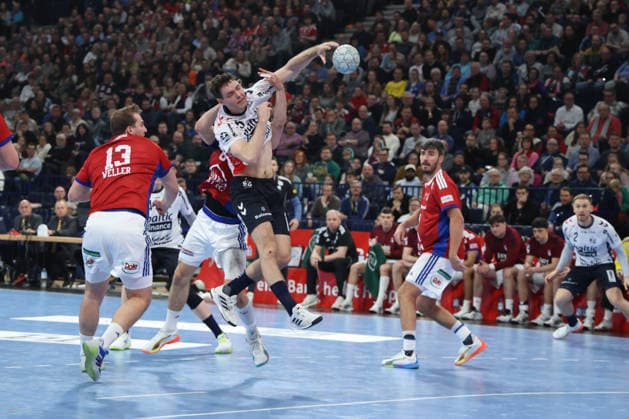 2026 02 15 xfsx Handballl 1 Bundesliga Hamburger Sportverein Handball SG Flensburg Handewitt v l Niklas Weller 13, HSV Hamburg Handball , Niclas Kirkelokke 5, SG Flensburg Handewitt Copyright: HMBxMedia FernandoxSoares