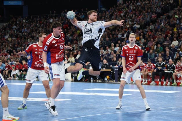 2026 02 15 xfsx Handballl 1 Bundesliga Hamburger Sportverein Handball SG Flensburg Handewitt v l Niklas Weller 13, HSV Hamburg Handball , Jan Christian Schmidt 42, HSV Hamburg Handball Johannes Golla 4, SG Flensburg Handewitt , in aktion, in action , Einar Olafsson 23, HSV Hamburg Handball Copyright: HMBxMedia FernandoxSoares