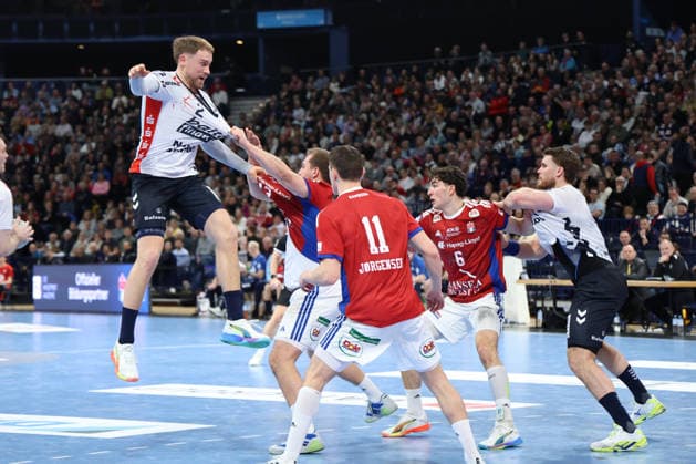 2026 02 15 xfsx Handballl 1 Bundesliga Hamburger Sportverein Handball SG Flensburg Handewitt v l Simon Pytlick 2, SG Flensburg Handewitt , Niklas Weller 13, HSV Hamburg Handball haelt in fest , Nicolaj Jorgensen 11, HSV Hamburg Handball Copyright: HMBxMedia FernandoxSoares