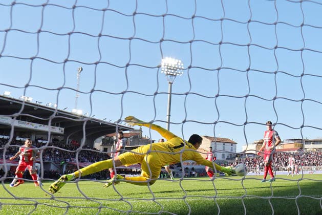 Emil Audero during the Serie A soccer match between Cremonese and Genoa at the Giovanni Zini Stadium in Cremona Italy, 15 february 2026. - Soccer .  Copyright: xAlbertoxMariani LaPressex