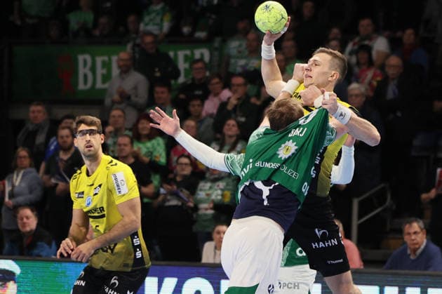 GER HBL season 2025 2026 FÜCHSE Berlin vs TV Stuttgart, 15 02 26, Max Schmeling Halle, Berlin, Simone MENGON TVB Stuttgart 15 is attacked by Mathias GIDSEL Füchse Berlin 19