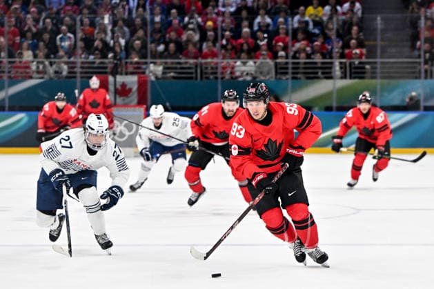 15 02 2026, Milano, Santa Giulia Ice hockey, Eishockey Arena, Winter Olympics: Canada - France (Ice Hockey), Mitch Marner of Canada chased by Jules Boscq of France Milano Santa Giulia Ice Hockey Arena Lombardy Italy *** 15 02 2026, Milano, Santa Giulia Ice Hockey Arena, Winter Olympics Canada France Ice Hockey , Mitch Marner of Canada chased by Jules Boscq of France Milano Santa Giulia Ice Hockey Arena Lombardy Italy Copyright: xJustPictures.ch AndreaxBrancax jp-en-AnBr-AB-AAB_462915022026