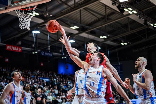 easycredit BBL Basketball Bundesliga 2025 2026 20 Matchday 15 02 2026 Science City Jena vs FC Bayern Munich Basketball High intensity rebounding from the front Joe Wieskamp Jena vs Vladimir Lucic Bayern Sparkassen Arena