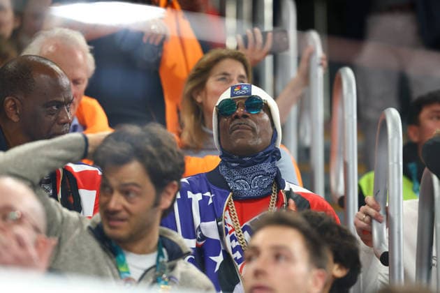 February 15, 2026, Rho, Lombardy, Italy: SNOOP DOGG wears a t-shirt to cheer for Erin Jackson of USA in the Women s Speed skating, Eisschnelllauf Men s 500m at the Milano Cortina 2026 Winter Olympic Games, Olympische Spiele, Olympia, OS Rho Italy - ZUMAc179 20260215_oly_c179_039 Copyright: xMickaelxChavetx