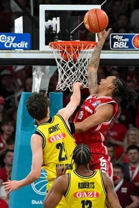 BAMBERG 15 02 2026 Basketball easycredit 1 Basketball Bundesliga 20 Matchday Bamberg Baskets vs Alba Berlin Austin Crowley 85, Bamberg Baskets vs Richard Schmitt 25, Alba Berlin and J wan Roberts 13, Alba Berlin Photo Hans Martin Issler isslerimages Bamberg Baskets vs Alba Berlin
