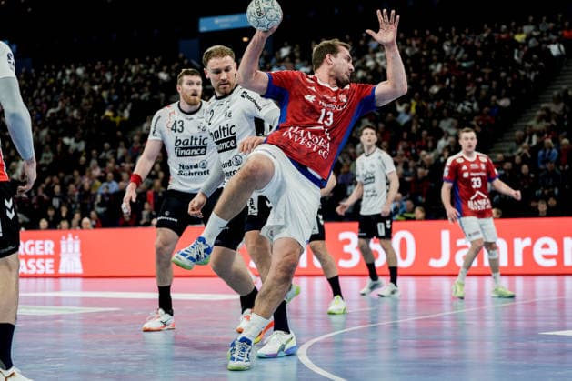 Germany Handball Bundesliga, DAIKIN HBL 2025 2026, 21 Matchday Handball Sport Verein Hamburg vs Flensburg Handewitt Barclays Arena Hamburg Niklas Weller HSV Hamburg, 13 , Simon Pytlick SG Flensburg Handewitt, 2 , Blaz Blagotinsek SG Flensburg Handewitt, 43 , Moritz Sauter HSV Hamburg, 33 Copyright: xStefanxTrochax