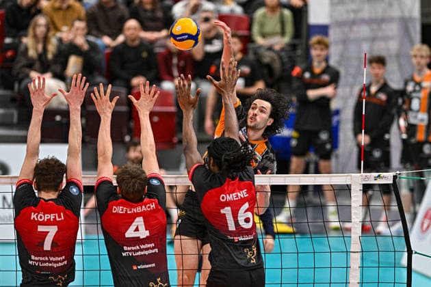 VBL MTV Ludwigsburg BR Recycling Volleys 15 02 2026 Volleyball, 1 Bundesliga, Men, Season 2025 26, Barock Volleys MTV Ludwigsburg in Red Black vs Berlin Recycling Volleys in Orange Black , Nolan Flexen in attack against LB with 7 Tim Köpfli, 4 Darius Diefenbach, 16 Nyherowo Omene, Copyright: xBEAUTIFULxSPORTS TomxBlochx