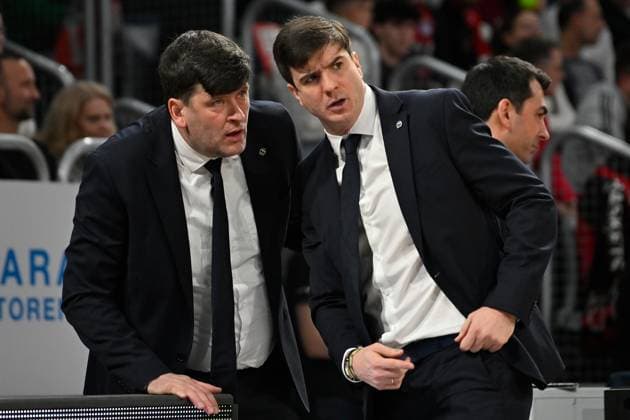 BAMBERG 15 02 2026 Basketball easycredit 1 Basketball Bundesliga 20 Matchday Bamberg Baskets vs Alba Berlin Pedro Calles Headcoach Alba Berlin and Sebastian Trzcionka Assistant Coach Alba Berlin confer Photo Hans Martin Issler isslerimages Bamberg Baskets vs Alba Berlin