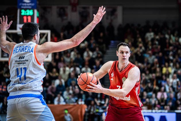 easycredit BBL Basketball Bundesliga 2025 2026 20 Matchday 15 02 2026 Science City Jena vs FC Bayern Munich Basketball v re Johannes Voigtmann Bayern on the ball against Alexander Herrera Jena Sparkassen Arena