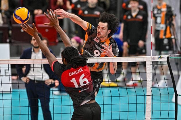 VBL MTV Ludwigsburg BR Recycling Volleys 15 02 2026 Volleyball, 1 Bundesliga, Men, Season 2025 26, Barock Volleys MTV Ludwigsburg in Red Black vs Berlin Recycling Volleys in Orange Black , Nolan Flexen in attack against 16 Nyherewo Omene, Copyright: xBEAUTIFULxSPORTS TomxBlochx