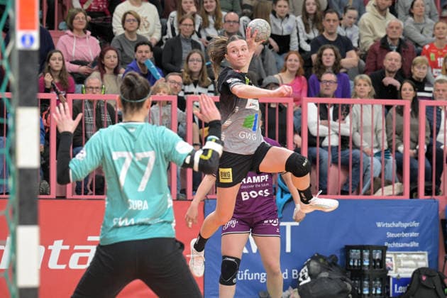 Emma Hertha SV Union Halle Neustadt, 17 against Sara Suba TusSies Metzingen, 77 in goal TusSies Metzingen vs SV Union Halle Neustadt, handball, Alsco HBF, 17 league matchday, 2025 2026 season, 15 02 2026 TusSies Metzingen vs SV Union Halle Neustadt, handball, Alsco HBF, 17 league matchday, 2025 2026 season, 15 02 2026 Tuebingen Copyright: xEibner-Pressefoto TobiasxBaurx EP_TBR