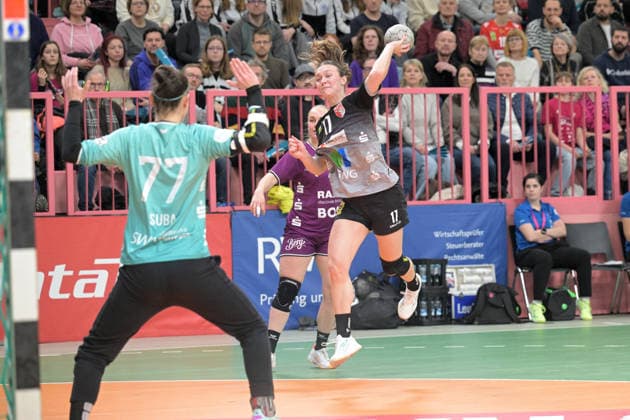 Emma Hertha SV Union Halle Neustadt, 17 against Sara Suba TusSies Metzingen, 77 in goal TusSies Metzingen vs SV Union Halle Neustadt, handball, Alsco HBF, 17 league matchday, 2025 2026 season, 15 02 2026 TusSies Metzingen vs SV Union Halle Neustadt, handball, Alsco HBF, 17 league matchday, 2025 2026 season, 15 02 2026 Tuebingen Copyright: xEibner-Pressefoto TobiasxBaurx EP_TBR