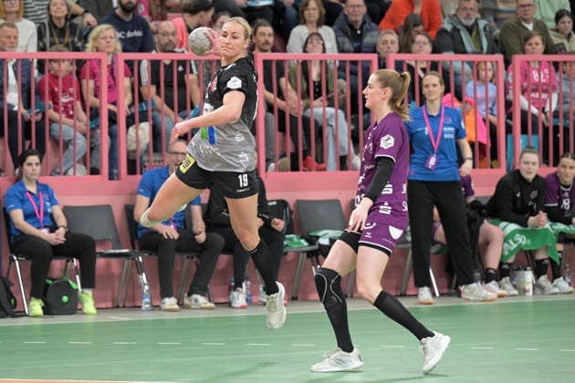 Lea Gruber SV Union Halle Neustadt, 19 vs Selina Lindemann TusSies Metzingen, 02 TusSies Metzingen vs SV Union Halle Neustadt, handball, Alsco HBF, 17 league matchday, 2025 2026 season, 15 02 2026 TusSies Metzingen vs SV Union Halle Neustadt, handball, Alsco HBF, 17 league matchday, 2025 2026 season, 15 02 2026 Tuebingen Copyright: xEibner-Pressefoto TobiasxBaurx EP_TBR