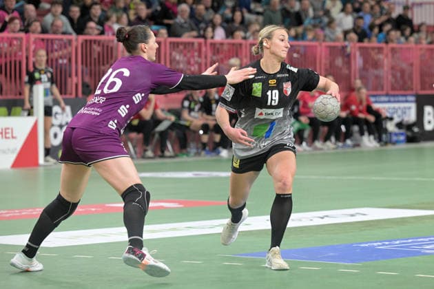Lea Gruber SV Union Halle Neustadt, 19 vs Svenja Huebner TusSies Metzingen, 26 TusSies Metzingen vs SV Union Halle Neustadt, handball, Alsco HBF, 17 league matchday, 2025 2026 season, 15 02 2026 TusSies Metzingen vs SV Union Halle Neustadt, handball, Alsco HBF, 17 league matchday, 2025 2026 season, 15 02 2026 Tuebingen Copyright: xEibner-Pressefoto TobiasxBaurx EP_TBR